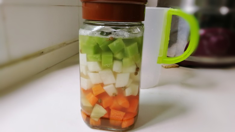酒香麻麻泡菜,看到冒气泡，上面有很多气泡就算泡好了，一次吃不完，捞出泡菜放入别的器皿里面放入冰箱冷藏。泡菜水还可以继续泡菜，每次适当再加一点盐，糖，花椒就可以了