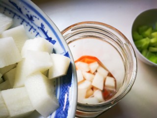 酒香麻麻泡菜,放入白萝卜