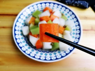 酒香麻麻泡菜,胡萝卜泡的非常脆