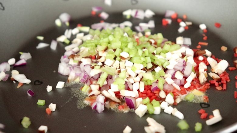 时蔬火腿饭团,油热之后倒入所有的蔬菜
tips：无盐黄油可以用其他的食用油代替