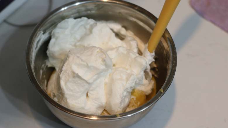 圣诞树枫糖戚风,
	取1/3的蛋白霜加入蛋黄面糊中，用刮刀翻拌至看不到蛋白块。
