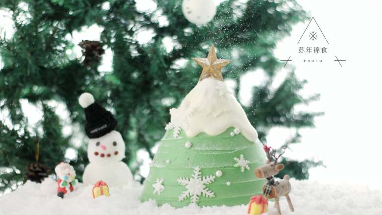圣诞树枫糖戚风,	将还有流动性的淡奶油淋在抹好面的蛋糕顶端，使自然留下。装饰上巧克力星星，翻糖雪花。节日气氛浓郁的圣诞树戚风奶油蛋糕就做好啦
