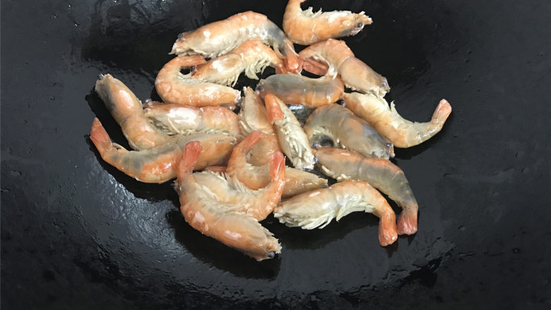八宝酱焖虾,把清洗干净的虾放入锅中过油。