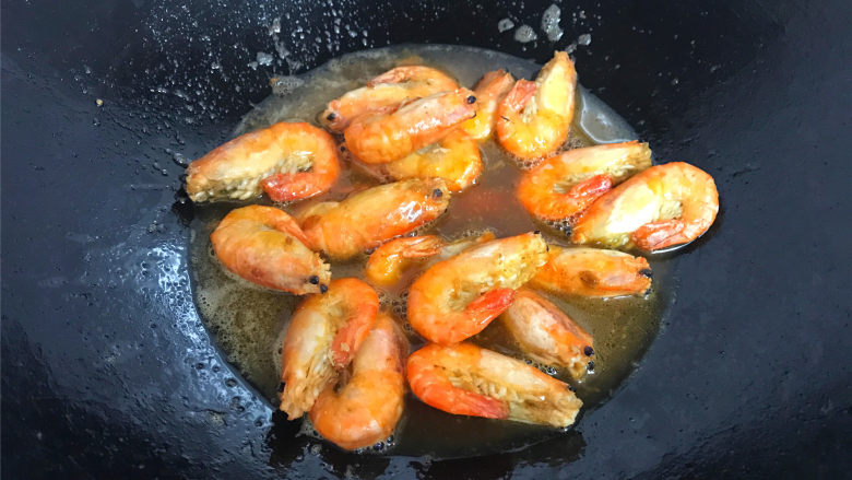 八宝酱焖虾,再放入爆好的虾，翻炒均匀。加入少许的水煮开。