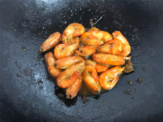八宝酱焖虾,焖煮至汤汁浓稠收汁虾入味，即可熄火。