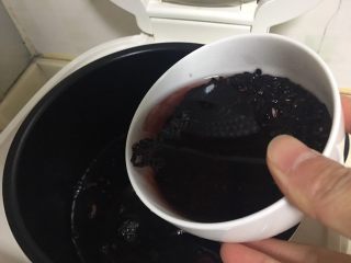 黑米养生粥,黑米连同泡过的水一同倒入电饭煲内