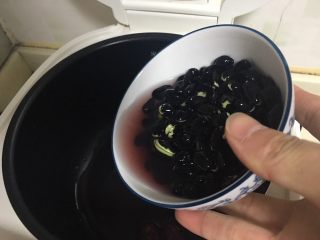 黑米养生粥,黑豆连同泡过的水一同倒入电饭煲内