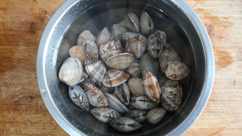 海鲜疙瘩汤,蛤蜊买回后用淡盐水浸泡吐沙洗净。