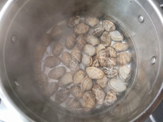 海鲜疙瘩汤,将洗净蛤蜊的焯水。