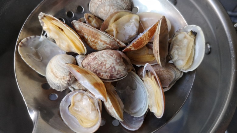 海鲜疙瘩汤,待蛤蜊有开口的就沥水捞出，不要焯水太久。
