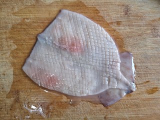 海鲜疙瘩汤,将鱿鱼洗净去皮去内脏，留鱿鱼板，在鱿鱼板内侧打花刀，注意不要切断。

