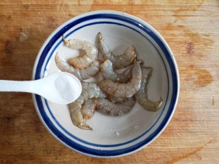 海鲜疙瘩汤,鲜虾去壳去虾线，加一点料酒和一点盐抓拌腌制一下。

