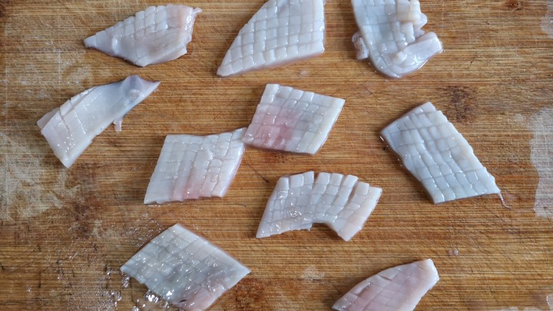 海鲜疙瘩汤,然后将打好花刀的鱿鱼板切成大小合适的块。