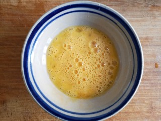 海鲜疙瘩汤,一个鸡蛋打散成蛋液。