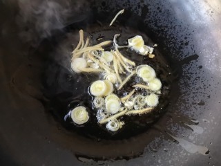 海鲜疙瘩汤,锅中适量油烧热，下入葱花和姜丝包出香味。
