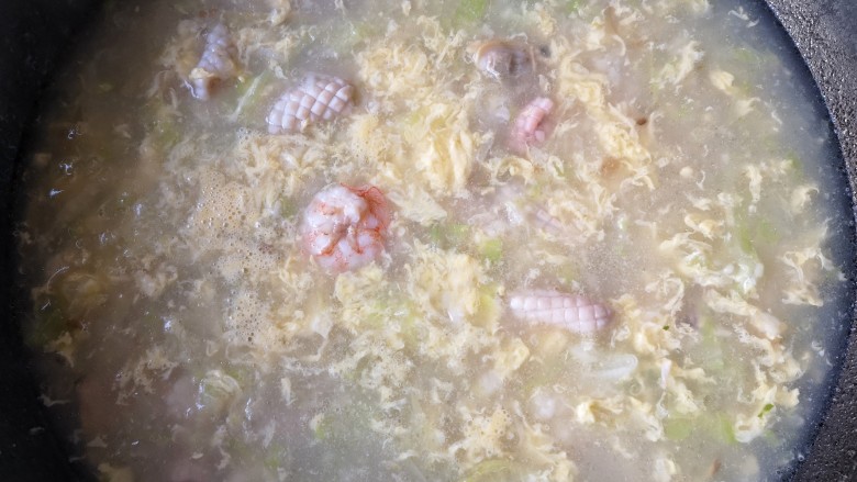 海鲜疙瘩汤,关火，搅拌均匀。
