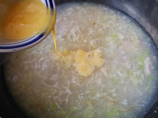 海鲜疙瘩汤,煮开后再倒入蛋液。加入鸡蛋液时候，就不能太煮时间长，容易出现浮沫。用疙瘩汤的热度烫熟鸡蛋。
