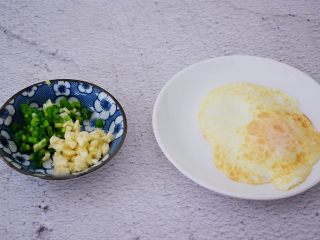 酸汤面,蒜切末，葱切葱花，鸡蛋煎熟盛出备用