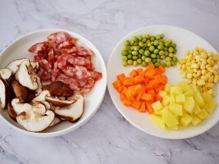 土豆腊肠焖饭,玉米粒、豌豆洗净备用，腊肠切片，胡萝卜去皮切丁，土豆去皮切丁，香菇去蒂切成薄片