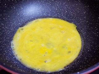 虾仁炒鸡蛋,锅中倒入适量的食用油烧热，倒入鸡蛋液
