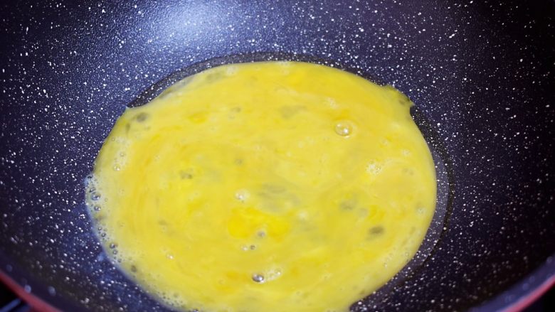 虾仁炒鸡蛋,锅中倒入适量的食用油烧热，倒入鸡蛋液