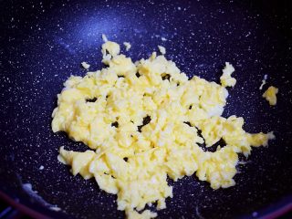 虾仁炒鸡蛋,用筷子快速搅成小块状