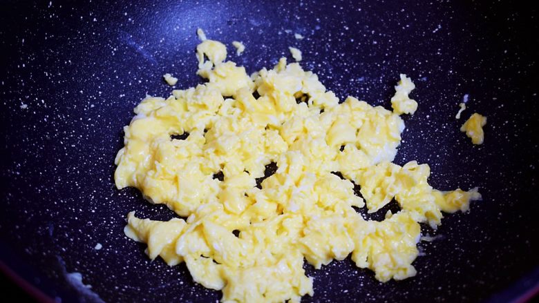 虾仁炒鸡蛋,用筷子快速搅成小块状