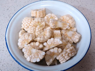 主食配菜一锅出【豆角排骨焖卷子】,玉米切成大块