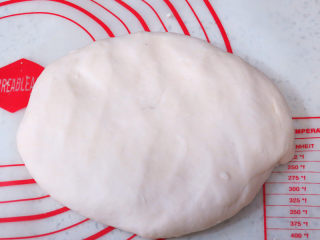 主食配菜一锅出【豆角排骨焖卷子】,这时开始做卷子。将发酵好的面团取出，放在撒了面粉的硅胶垫上
