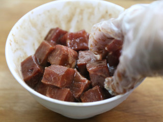 秋葵黑椒牛肉,用手反复揉搓，充分腌制入味