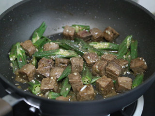 秋葵黑椒牛肉,最后出锅前调入少许盐和黑胡椒粉即可