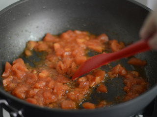 茄汁肉肠意面,翻炒至番茄软烂出汁