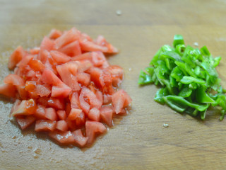 茄汁肉肠意面,番茄去皮切丁，青椒切小块
