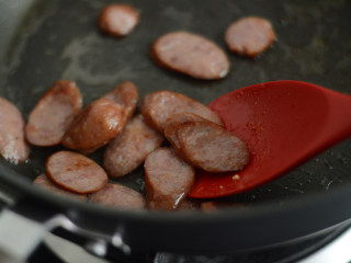 茄汁肉肠意面,煎至两面微焦后盛出