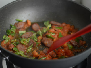茄汁肉肠意面,再加入青椒，翻炒几下