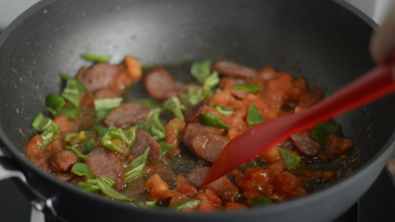 茄汁肉肠意面,再加入青椒，翻炒几下