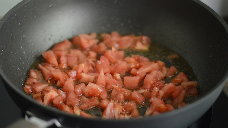 茄汁肉肠意面,锅里再次倒入少许油，放入番茄