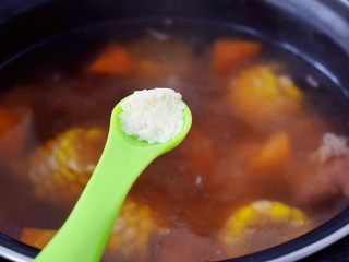 猪骨莲藕玉米胡萝卜汤,等汤煲好后再根据个人口味加入鸡精