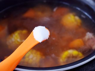 猪骨莲藕玉米胡萝卜汤,加入盐调味即可享受美味的汤了