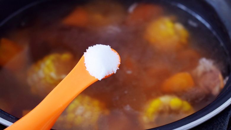 猪骨莲藕玉米胡萝卜汤,加入盐调味即可享受美味的汤了