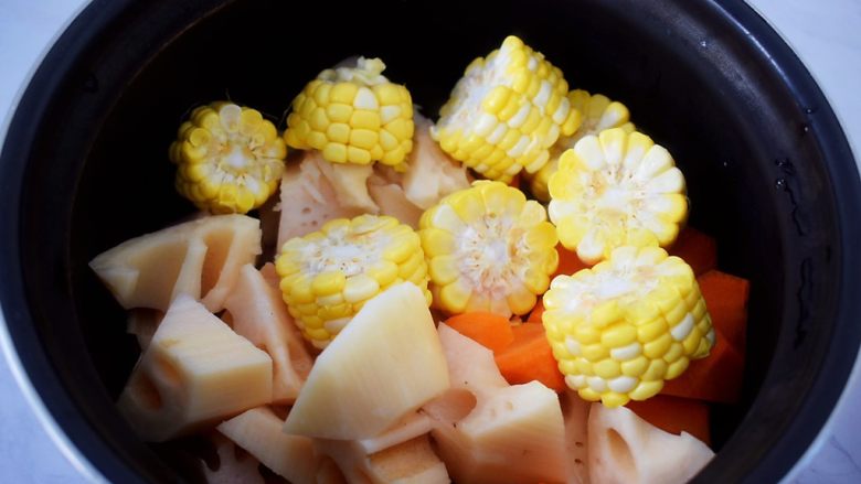 猪骨莲藕玉米胡萝卜汤,加入玉米和胡萝卜