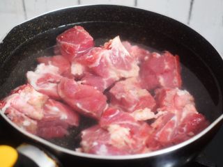 猪骨莲藕玉米胡萝卜汤,冷水下锅，放入猪骨焯小块焯水