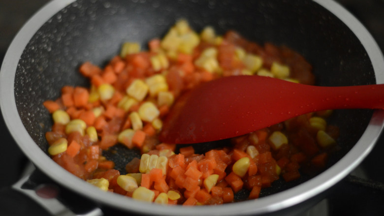鲜虾豆腐汤（辅食）,接着加入胡萝卜和玉米粒翻炒