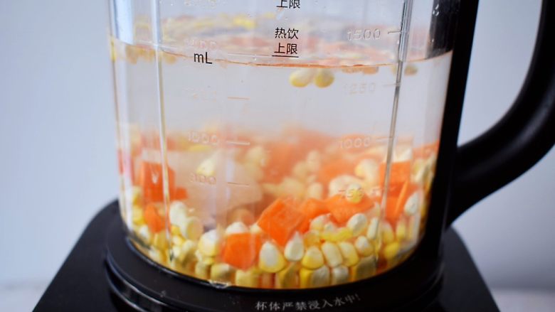 玉米胡萝卜汁,加入1400毫升的纯净水
