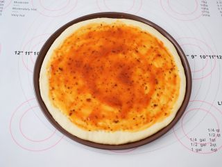杂蔬火腿肠披萨,表面刷一遍披萨酱