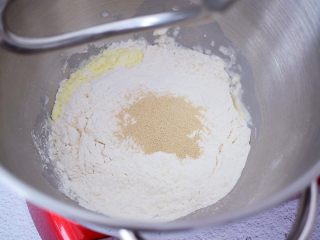 绵绵吐司,将除了黄油外所有的材料全放入厨师机的和面桶中，启动揉面程序