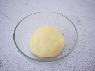 绵绵吐司,取出揉圆放入容器中，放在温暖处发酵至两倍大左右