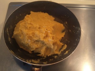 不一样的红薯芝士蛋糕🎂—绝赞美味！,把过筛好的红薯泥放入不粘锅