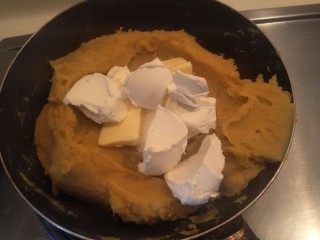 不一样的红薯芝士蛋糕🎂—绝赞美味！,90克奶油奶酪。一起放入红薯泥里。小火炒馅料。