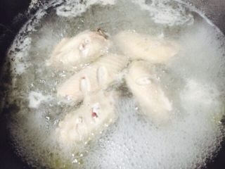 红烧鸡翅,大火烧开煮两分钟后取出鸡翅再次清洗干净沥干水分